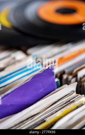 Detail einer Sammlung von 7-Zoll-Schallplatten Stockfoto