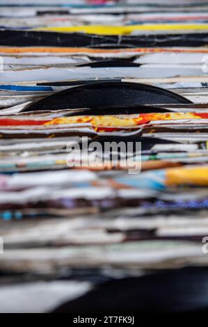 Detail einer Sammlung von 7-Zoll-Schallplatten Stockfoto