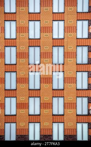 Detail der Fenster in einem Appartementgebäude Stockfoto