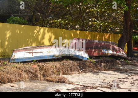 Das alte verlassene Fischerkanu hat das Holzschiff Ocean beschädigt Stockfoto