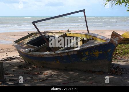 Das alte verlassene Fischerkanu hat das Holzschiff Ocean beschädigt Stockfoto