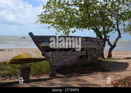 Das alte verlassene Fischerkanu hat das Holzschiff Ocean beschädigt Stockfoto