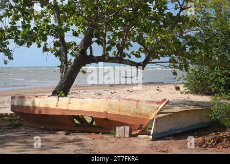 Das alte verlassene Fischerkanu hat das Holzschiff Ocean beschädigt Stockfoto