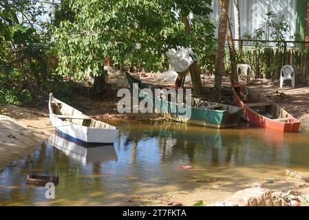 Das alte verlassene Fischerkanu hat das Holzschiff Ocean beschädigt Stockfoto