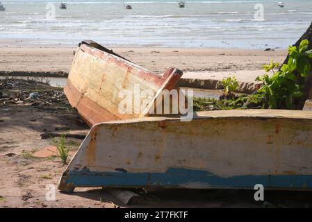 Das alte verlassene Fischerkanu hat das Holzschiff Ocean beschädigt Stockfoto