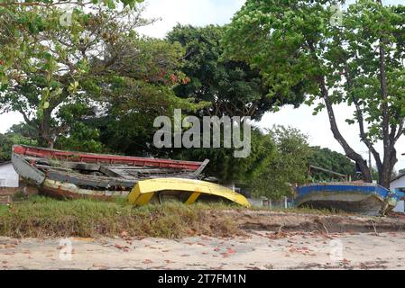 Das alte verlassene Fischerkanu hat das Holzschiff Ocean beschädigt Stockfoto