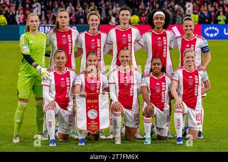 AMSTERDAM, NIEDERLANDE - 15. NOVEMBER: Mannschaftsfoto des AFC Ajax (hintere Reihe L-R): Regina van Eijk von AFC Ajax, Romee Leuchter von AFC Ajax, Isa Kardinaal von AFC Ajax, Kay-Lee de Sanders von AFC Ajax, Lilian Isabella Yohannes von AFC Ajax, Sherida Spitse von AFC Ajax (vordere Reihe L-R) Chasity Grant von AFC Ajax, Rosa van Gool von AFC Ajax, Tiny Hoekstra von AFC Ajax, Ashleigh Weerden von AFC Ajax, Nadine Noordam von AFC Ajax beim Spiel der Gruppe C - UEFA Women's Champions League 2023/24 zwischen AFC Ajax und Paris Saint-Germain in der Johan Cruijff Arena am 15. November 2023 in Amsterdam, Niederlande. (Foto Stockfoto