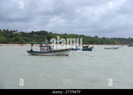 Brasilien, Bahia 7. September 2023: Fischerboote vor Anker am Strand Stockfoto