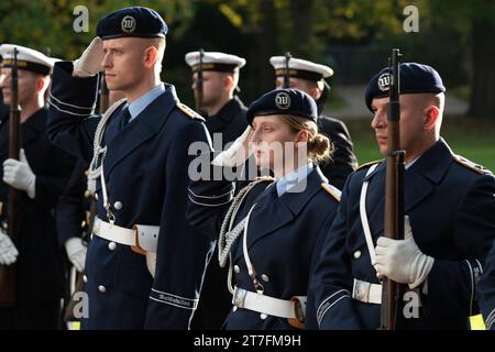 Das Wachbataillon der Bundeswehr, in der Villa Hammerschmidt in Bonn, 15.11.2023. *** Das Wachbataillon der Bundeswehr, in der Villa Hammerschmidt in Bonn, 15 11 2023 Credit: Imago/Alamy Live News Stockfoto