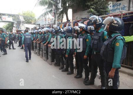 Dhaka Bangladesch 15. November 2023. Als die islamische Bewegung am Mittwochnachmittag aus Protest gegen den einseitigen Zeitplan der Parteiregierung vor der Baitul-Mokarr-Moschee eine Massenprozession zur Wahlkommission Bangladeschs führte, wurden sie von der Polizei im Gebiet von Shantinagar gestoppt. Nazmul islam/Alamy Live News Stockfoto