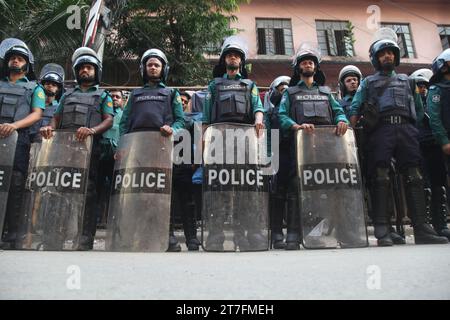 Dhaka Bangladesch 15. November 2023. Als die islamische Bewegung am Mittwochnachmittag aus Protest gegen den einseitigen Zeitplan der Parteiregierung vor der Baitul-Mokarr-Moschee eine Massenprozession zur Wahlkommission Bangladeschs führte, wurden sie von der Polizei im Gebiet von Shantinagar gestoppt. Nazmul islam/Alamy Live News Stockfoto