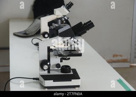 Mikroskop optisches Instrument, das dank seiner Auflösungskraft Bilder von sehr kleinen Objekten vergrößern kann Elektronisches Mikroskop Forschung Gesundheit Stockfoto