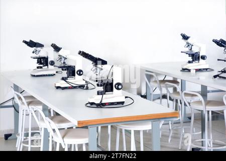 Mikroskop optisches Instrument, das dank seiner Auflösungskraft Bilder von sehr kleinen Objekten vergrößern kann Elektronisches Mikroskop Forschung Gesundheit Stockfoto