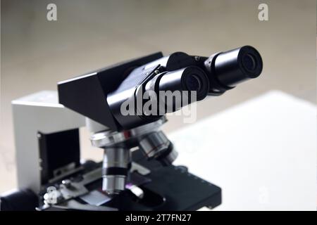 Mikroskop optisches Instrument, das dank seiner Auflösungskraft Bilder von sehr kleinen Objekten vergrößern kann Elektronisches Mikroskop Forschung Gesundheit Stockfoto