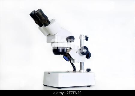 Mikroskop optisches Instrument, das dank seiner Auflösungskraft Bilder von sehr kleinen Objekten vergrößern kann Elektronisches Mikroskop Forschung Gesundheit Stockfoto