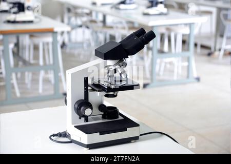 Mikroskop optisches Instrument, das dank seiner Auflösungskraft Bilder von sehr kleinen Objekten vergrößern kann Elektronisches Mikroskop Forschung Gesundheit Stockfoto