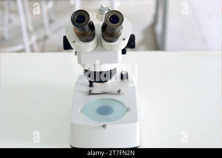 Mikroskop optisches Instrument, das dank seiner Auflösungskraft Bilder von sehr kleinen Objekten vergrößern kann Elektronisches Mikroskop Forschung Gesundheit Stockfoto