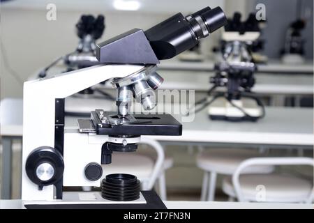 Mikroskop optisches Instrument, das dank seiner Auflösungskraft Bilder von sehr kleinen Objekten vergrößern kann Elektronisches Mikroskop Forschung Gesundheit Stockfoto