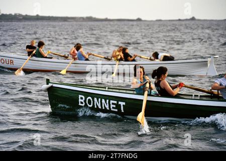 Ladies Racing Hard in Bonnet, dem ältesten Gig der Inseln, in einem der Ladies Races bei der Weltmeisterschaft 1993, die im Mai auf den Inseln stattfand Stockfoto