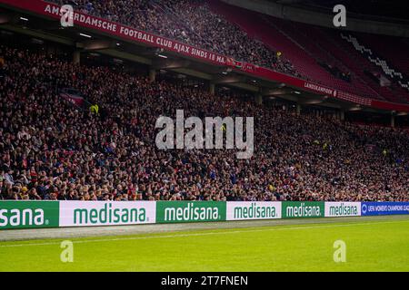 Amsterdam, Niederlande. November 2023. AMSTERDAM, NIEDERLANDE - 15. NOVEMBER: Fans im Stadion, Werbebanner Medisana beim Spiel der Gruppe C - UEFA Women's Champions League 2023/24 zwischen AFC Ajax und Paris Saint-Germain in der Johan Cruijff Arena am 15. November 2023 in Amsterdam, Niederlande. (Foto von Joris Verwijst/Orange Pictures) Credit: Orange Pics BV/Alamy Live News Stockfoto