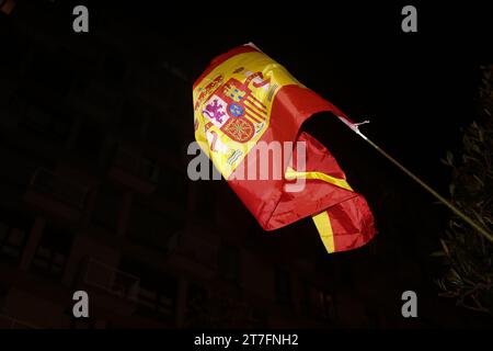 Oviedo, Spanien, 15. November 2023: Eine spanische Flagge, die während der Rallye gegen Amnestie und Verrat! Am 15. November 2023 in Oviedo, Spanien, weht. Quelle: Alberto Brevers / Alamy Live News. Stockfoto