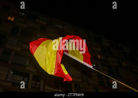 Oviedo, Spanien, 15. November 2023: Eine spanische Flagge, die während der Rallye gegen Amnestie und Verrat! Am 15. November 2023 in Oviedo, Spanien, weht. Quelle: Alberto Brevers / Alamy Live News. Stockfoto