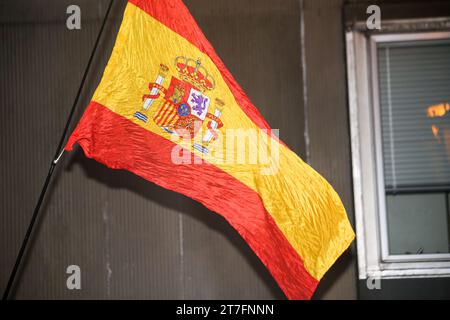 Oviedo, Spanien, 15. November 2023: Eine spanische Flagge, die während der Rallye gegen Amnestie und Verrat! Am 15. November 2023 in Oviedo, Spanien, weht. Quelle: Alberto Brevers / Alamy Live News. Stockfoto