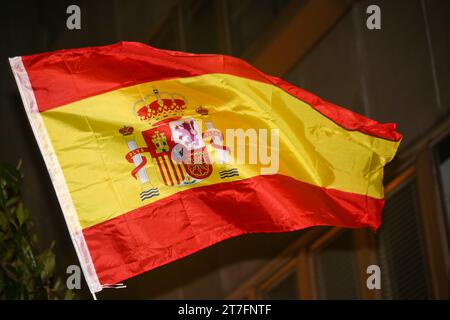 Oviedo, Spanien, 15. November 2023: Eine spanische Flagge, die während der Rallye gegen Amnestie und Verrat! Am 15. November 2023 in Oviedo, Spanien, weht. Quelle: Alberto Brevers / Alamy Live News. Stockfoto