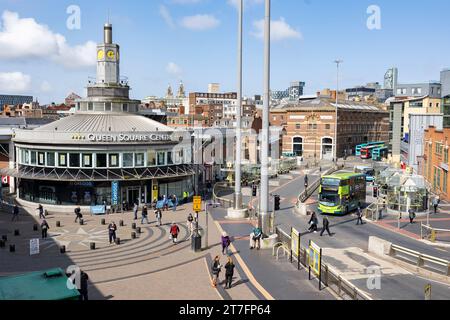 Liverpool, vereinigtes Königreich, 16. Mai 2023 Queen Square Bus Station, Hood Street. Ein wichtiger Verkehrsknotenpunkt mit 13 Ständen im Stadtzentrum. Stockfoto