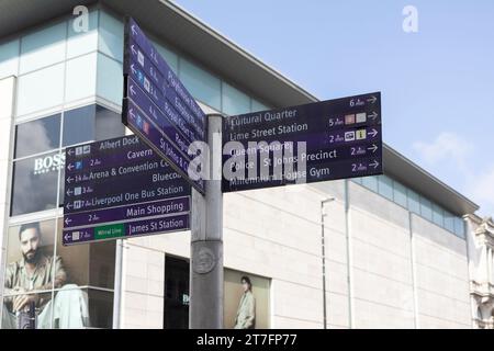 Liverpool, vereinigtes Königreich, 16. Mai 2023 Ein Schild, das den Weg zu Sehenswürdigkeiten in der Stadt Liverpool zeigt Stockfoto