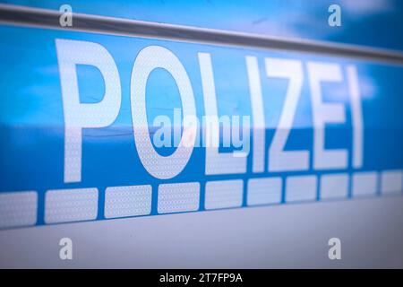 12.11.2023, Essen, Schriftzug Polizei auf einem Streifenwagen in Nahaufnahme Nordrhein-Westfalen Deutschland *** 12 11 2023, Essen, Polizeischrift auf einem Streifenwagen in Nahaufnahme Nordrhein-Westfalen Deutschland Credit: Imago/Alamy Live News Stockfoto