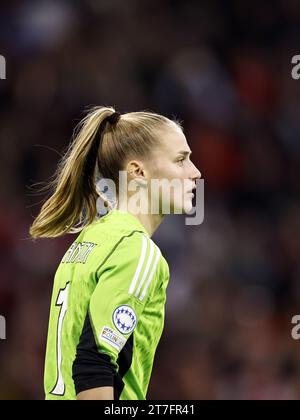 AMSTERDAM - Torhüterin Regina van Eijk beim Gruppenspiel der UEFA Women's Champions League Gruppe C zwischen Ajax Amsterdam und Paris Saint Germain in der Johan Cruijff Arena am 15. November 2023 in Amsterdam. ANP MAURICE VAN STEEN Stockfoto