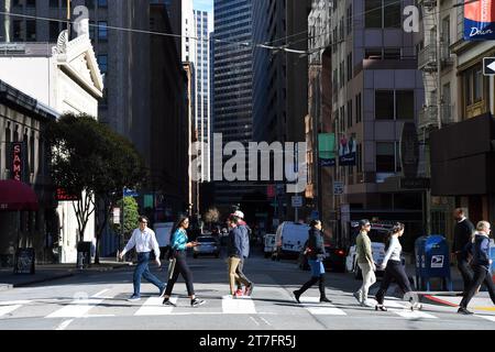 San Francisco, USA. November 2023. Die Leute laufen am 13. November 2023 über eine Straße in San Francisco, den Vereinigten Staaten. Als Gastgeber verheimlicht San Francisco keineswegs seine Absicht, die Gelegenheit zu nutzen, um seine Tourismuswirtschaft zu beleben, indem APEC-Besucher ihre reichen touristischen Reichtümer wiederentdecken. Quelle: Li Rui/Xinhua/Alamy Live News Stockfoto