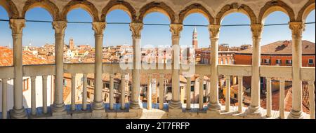 VENEDIG, ITALIEN - 4. MÄRZ 2023: Historisches Stadtzentrum mit St.. Marks Campanile, Panoramablick von der Treppe auf den Palazzo Contarini del Bovolo. Stockfoto