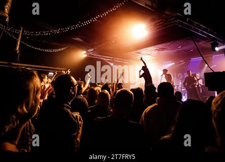 Die Pigeon Detectives traten im November 2023 live in einem ausverkauften Wedgewood Rooms in Portsmouth auf. Stockfoto