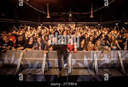 Die Pigeon Detectives traten im November 2023 live in einem ausverkauften Wedgewood Rooms in Portsmouth auf. Matt Bowman posiert mit der Menge. Stockfoto