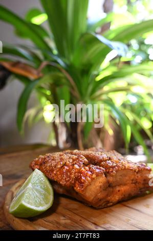 Schweineschalen, gebratene Schweinehaut mit Pururuca, brasilianische Schweinepanceta Stockfoto