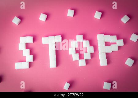 Augsburg, Bayern, Deutschland - 15. November 2023: Zuckerwürfel machen das Wort Stop, Zucker und Süßigkeiten Konsum Konzept *** Zuckerwürfel ergeben das Wort Stop, Zucker und Süßigkeiten Konsum Konzept Credit: Imago/Alamy Live News Stockfoto