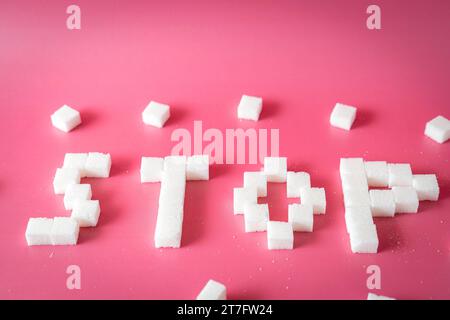 Augsburg, Bayern, Deutschland - 15. November 2023: Zuckerwürfel machen das Wort Stop, Zucker und Süßigkeiten Konsum Konzept *** Zuckerwürfel ergeben das Wort Stop, Zucker und Süßigkeiten Konsum Konzept Credit: Imago/Alamy Live News Stockfoto