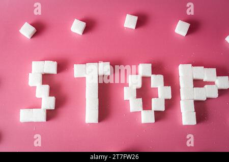 Augsburg, Bayern, Deutschland - 15. November 2023: Zuckerwürfel machen das Wort Stop, Zucker und Süßigkeiten Konsum Konzept *** Zuckerwürfel ergeben das Wort Stop, Zucker und Süßigkeiten Konsum Konzept Credit: Imago/Alamy Live News Stockfoto
