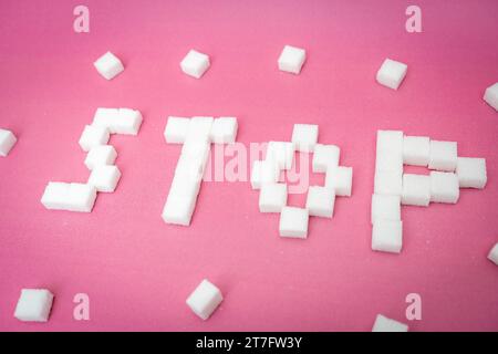 Augsburg, Bayern, Deutschland - 15. November 2023: Zuckerwürfel machen das Wort Stop, Zucker und Süßigkeiten Konsum Konzept *** Zuckerwürfel ergeben das Wort Stop, Zucker und Süßigkeiten Konsum Konzept Credit: Imago/Alamy Live News Stockfoto