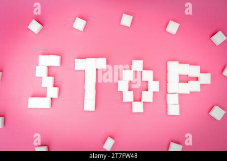 Augsburg, Bayern, Deutschland - 15. November 2023: Zuckerwürfel machen das Wort Stop, Zucker und Süßigkeiten Konsum Konzept *** Zuckerwürfel ergeben das Wort Stop, Zucker und Süßigkeiten Konsum Konzept Credit: Imago/Alamy Live News Stockfoto