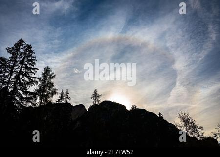 Leuchtender, farbenfroher 22-Grad-Halos über einem Berg. Stockfoto