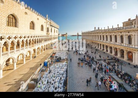 VENEDIG, ITALIEN - 4. MÄRZ 2023: Blick von oben auf die Piazzetta di San Marco. Stockfoto