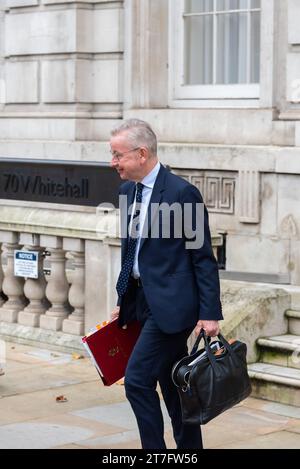 Michael Gove Abgeordneter, Staatssekretär für Nivellierung, Wohnungsbau und Gemeinschaften und Minister für zwischenstaatliche Beziehungen, der das Kabinettsbüro verlässt Stockfoto