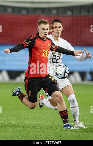 Leuevn, Belgien. November 2023. Der belgische Arthur Vermeeren und der serbische Sasa Lukic kämpfen um den Ball während eines Freundschaftsspiels zwischen der belgischen Fußballnationalmannschaft Red Devils und Serbien am Mittwoch, den 15. November 2023, im King Power-Stadion in den Dreef in Leuven. Der Standort hat sich gestern geändert, weil das Feld des King Baudouin Stadions in Brüssel überflutet wurde. BELGA FOTO BRUNO FAHY Credit: Belga News Agency/Alamy Live News Stockfoto