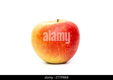 Augsburg, Bayern, Deutschland - 15. November 2023: Saftiger roter Apfel vor weißem Hintergrund geerntet *** Saftiger roter Apfel freigestellt vor weißem Hintergrund Credit: Imago/Alamy Live News Stockfoto