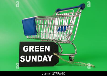 Augsburg, Bayern, Deutschland - 15. November 2023: Grüner Sonntag Schriftzug auf einem Schild vor einem Einkaufswagen FOTOMONTAGE *** Grüner Sonntag Schriftzug auf einem Schild vor einem Einkaufswagen FOTOMONTAGE Credit: Imago/Alamy Live News Stockfoto