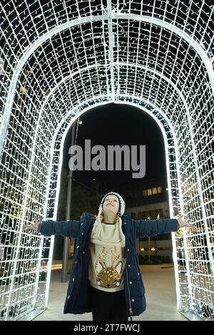 Allgemeine Ansichten zur Enthüllung der diesjährigen Weihnachtsbeleuchtung auf Halkin Arcade während der Veranstaltung „Belgravia Aglow“ in London. Bilddatum: Mittwoch, 15. November 2022. Stockfoto