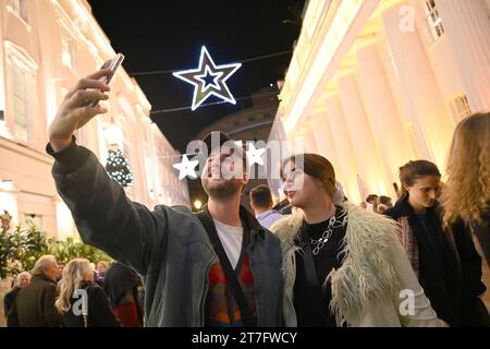 Allgemeine Ansichten zur Enthüllung der diesjährigen Weihnachtsbeleuchtung auf der Motcomb Street während der Veranstaltung „Belgravia Aglow“ in London. Bilddatum: Mittwoch, 15. November 2022. Stockfoto